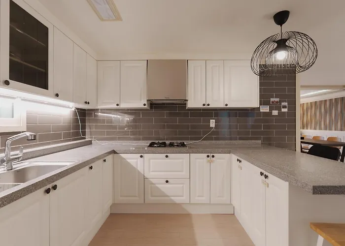 Big Group 3br 2bt 20m To Gangnam & Hongdae Direct Apartment